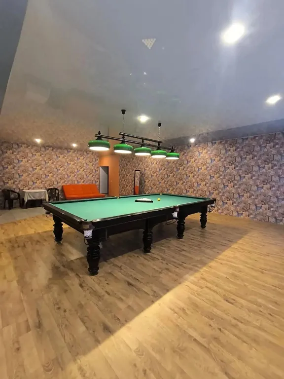 Уютная просторная комната с большой кроватью в огромном 709,4 м² доме