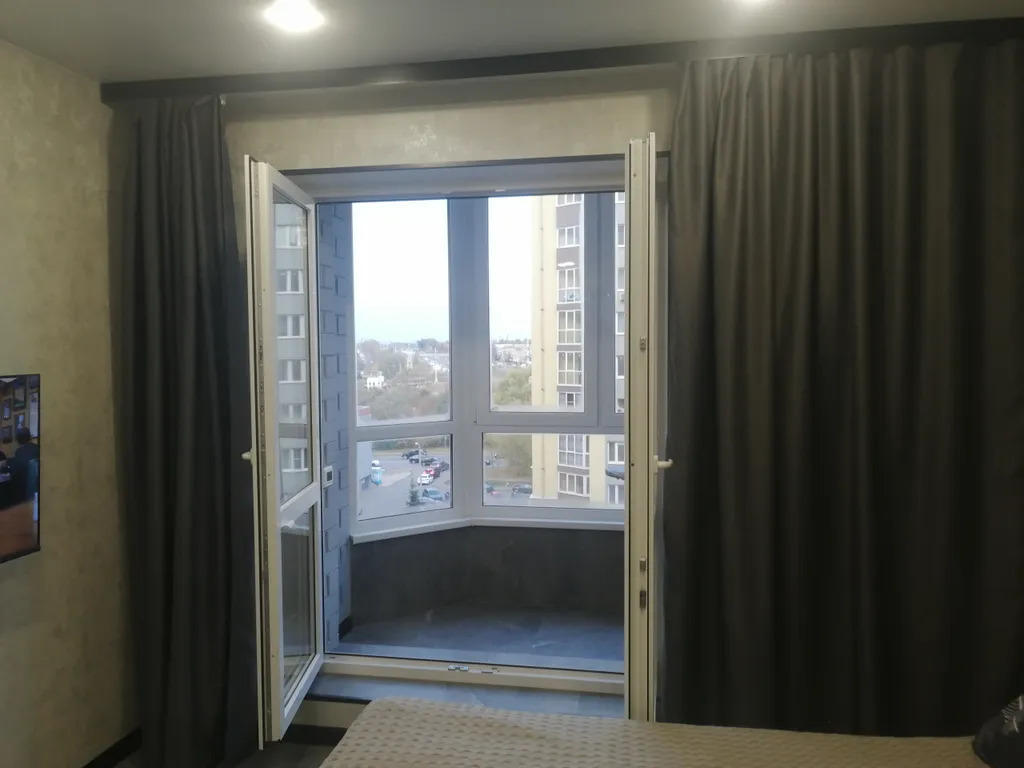 Современная студия с отдельной кухней в новостройке