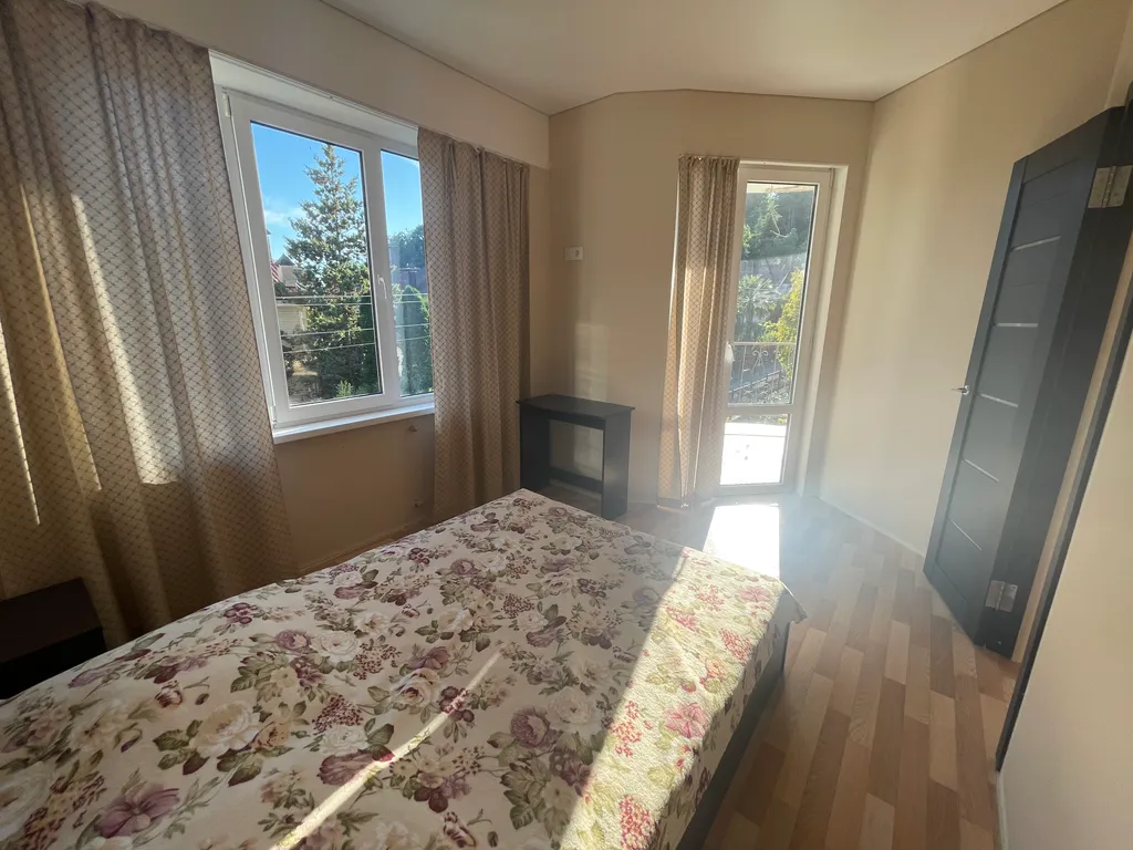 Просторные комнаты с большим балконом