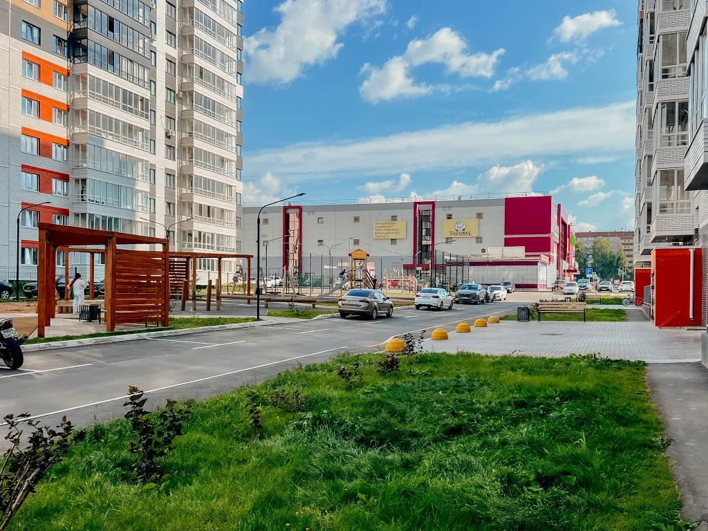 Очaровaтельнaя cтудия с уютными качелями на бaлконe