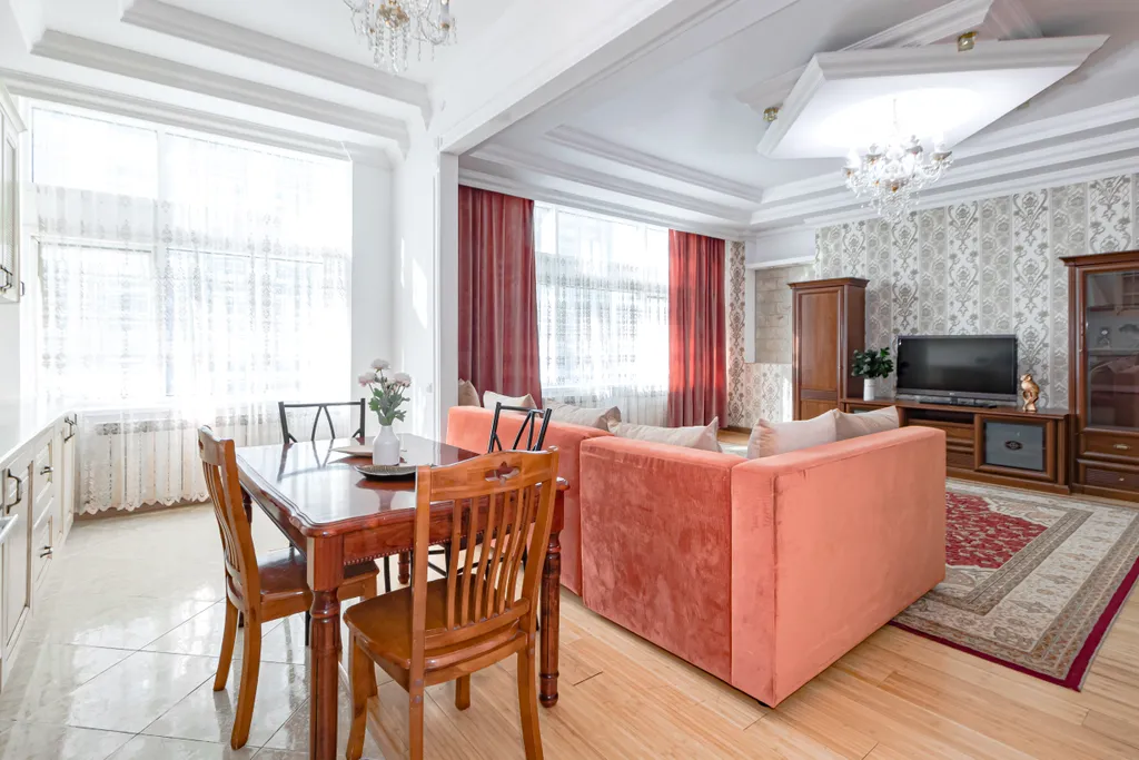 Рядом с Байтереком в золотом квадрате