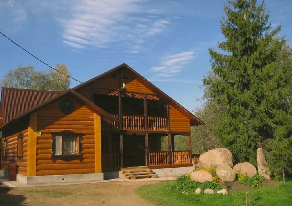 Бревенчатый коттедж на озере Селигер