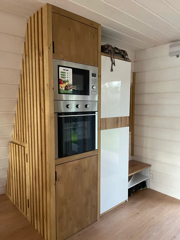 Уютный дом на берегу озера в березовой роще