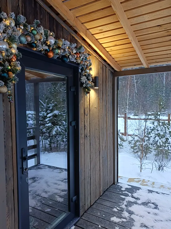 Темный домик на опушке леса