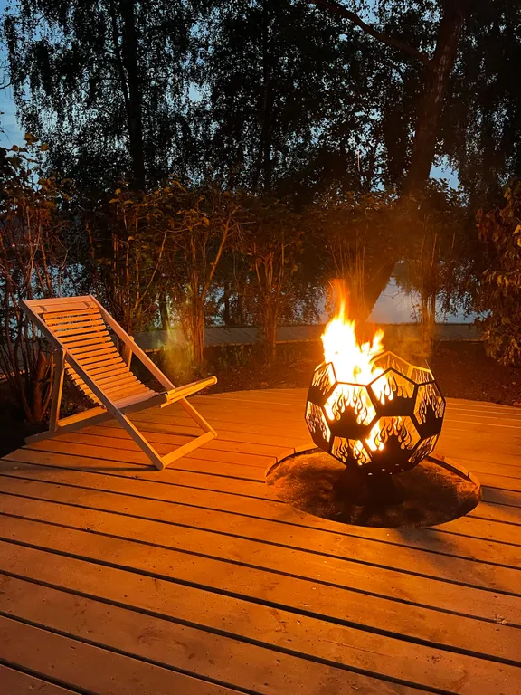 Уютный дом на берегу озера в березовой роще