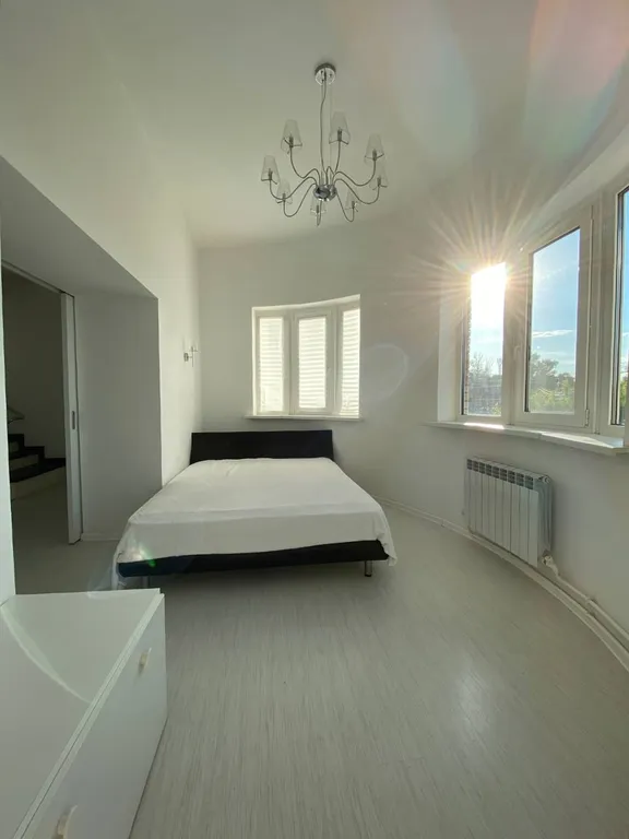 Трехэтажный коттедж с бассейном на берегу Волги