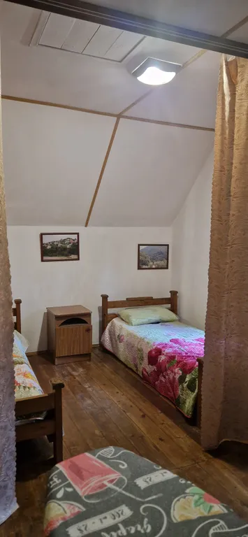 Двухэтажный дом с уютным двориком в окружении зелени