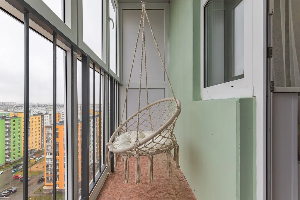 Уютная студия с качелью, у озера