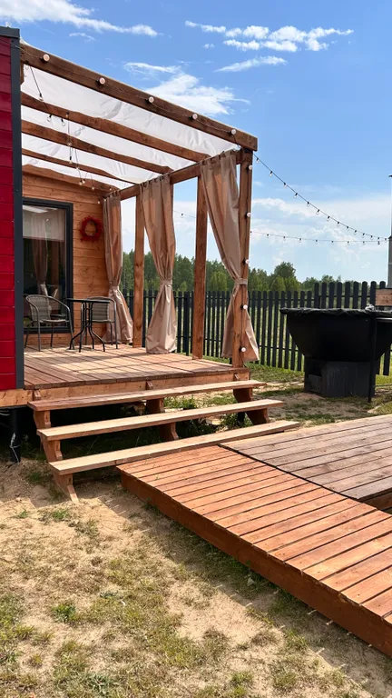 Стильный Красный дом у реки