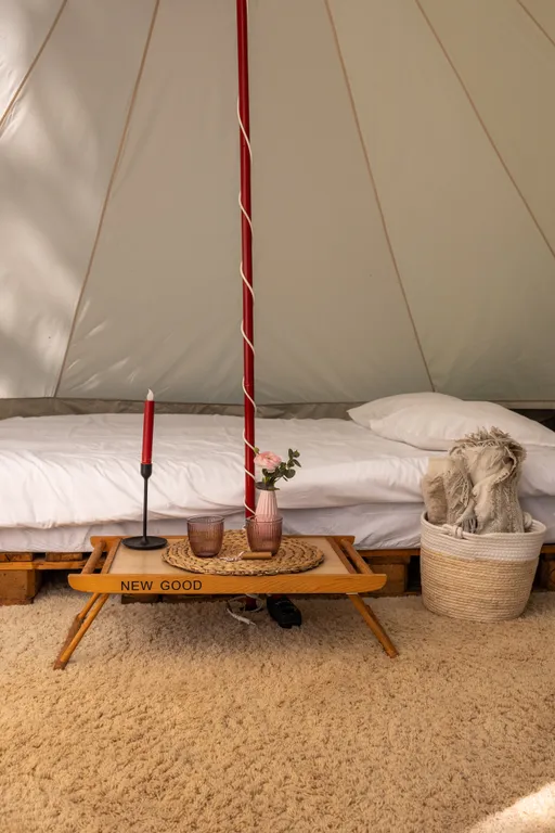 Большой шатёр в кемпинге вблизи озера