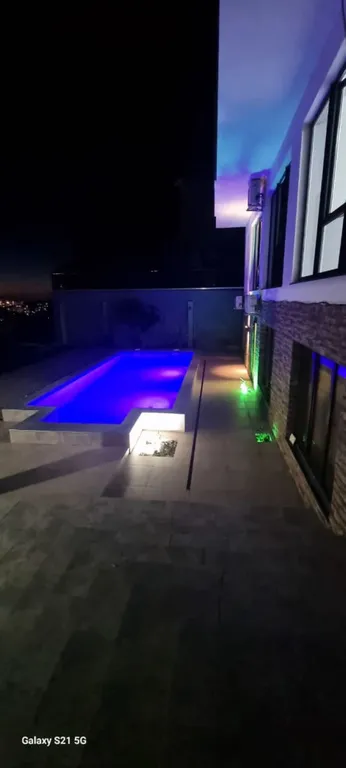 Квартира Трехкомнатная квартира с бассейном и потрясающим видом на море — Сириус