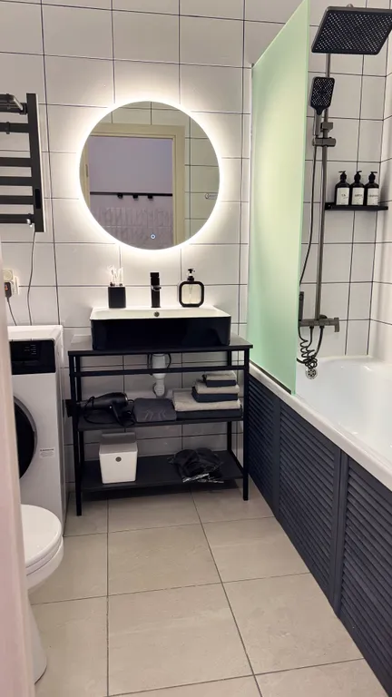 Евродвушка с высокими потолками и большими окнами, 2 кровати