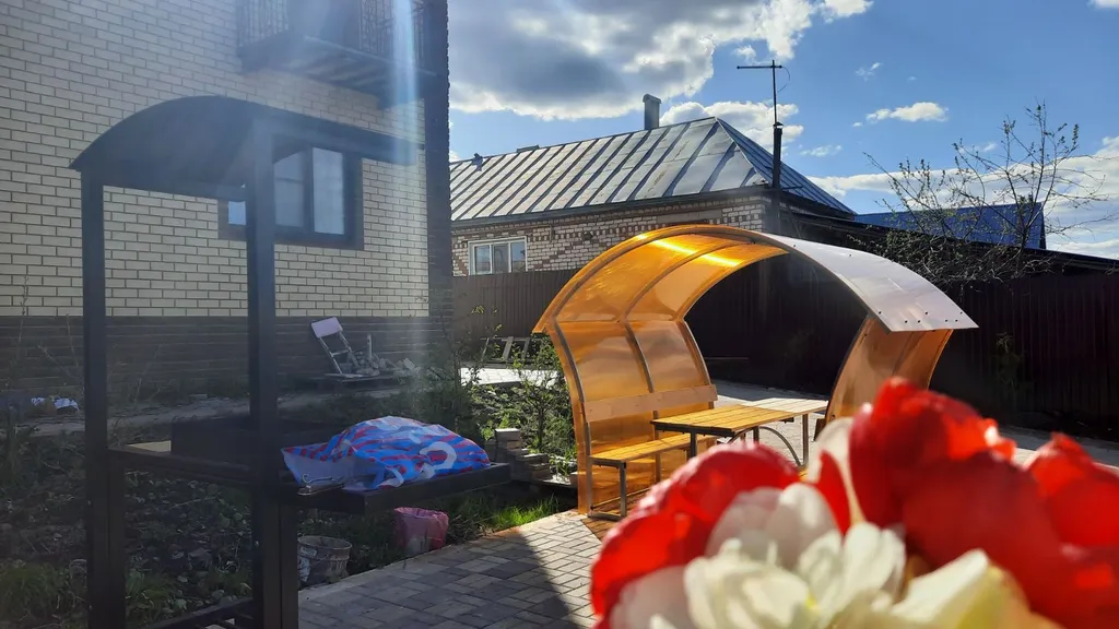 Семейный домик с видом на храм