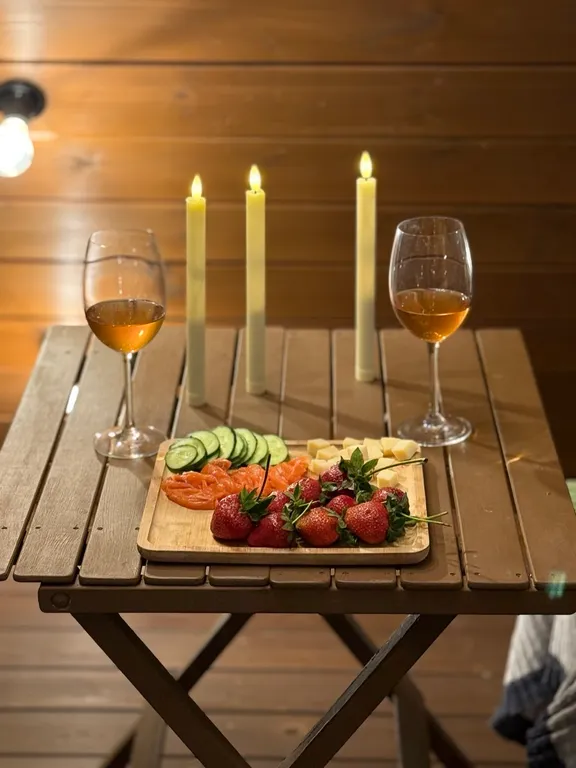 Деревянный дом шале на берегу озера и выходом на реку Кубань