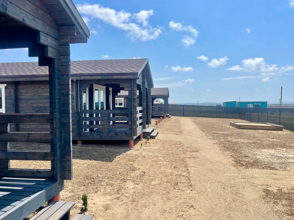 Новый деревянный домик у моря