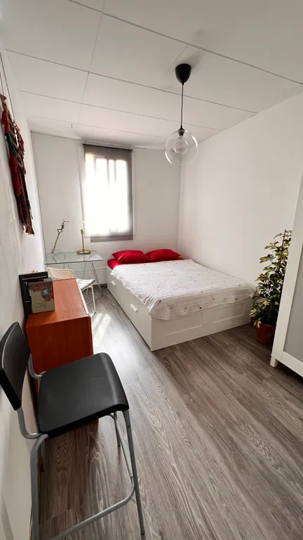 Комната около парка Монтжуик в центре