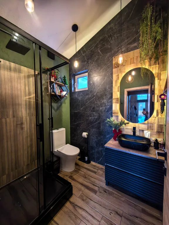 Домик для пар, чаном на дровах и видом на березовый лес в МО.