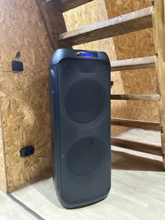 Уютный дом с видом на лес и железную дорогу