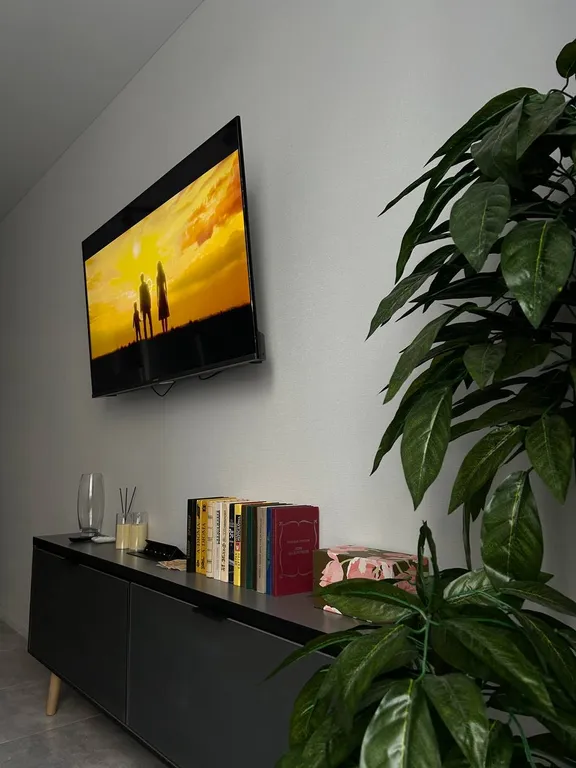 Уютная квартира с джакузи в спальне и массажным креслом