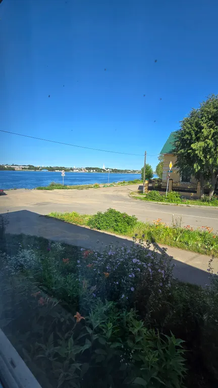 Уютная часть дома на берегу Волги в городе