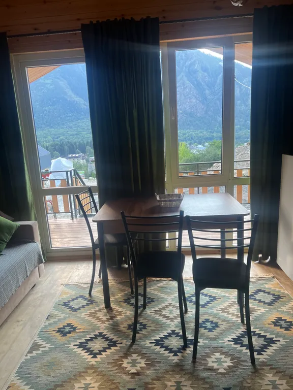 Домик в лесу с видом на горы