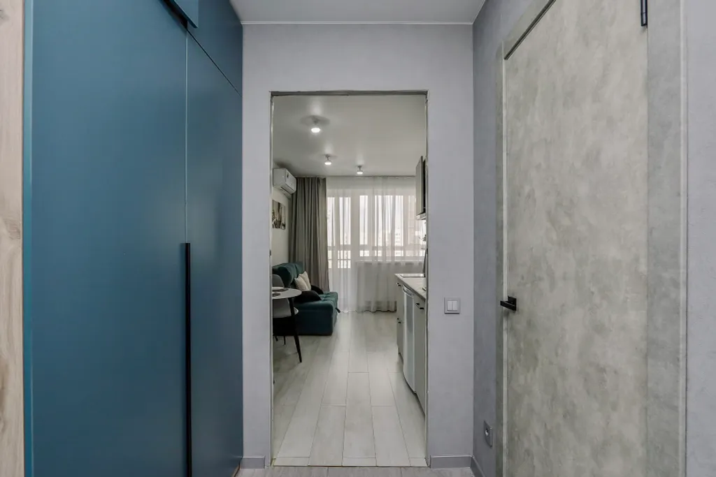 Очaровaтельнaя cтудия с уютными качелями на бaлконe