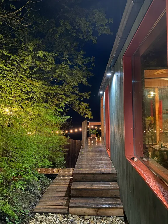 Дом на краю леса с видом на горы