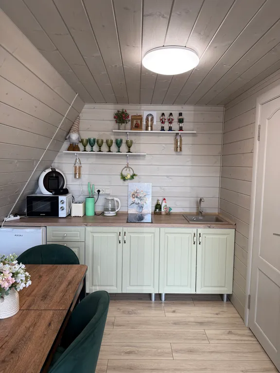 Деревянный дом шале на берегу озера и выходом на реку Кубань