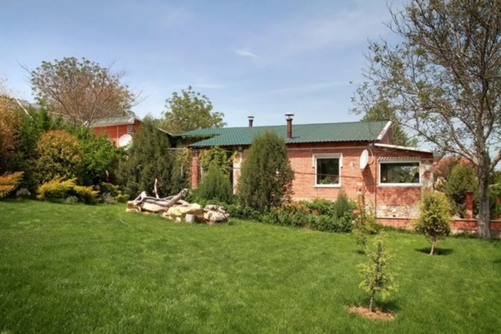 Коттедж Дом 3 спальни, большой двор беседка мангал усадьба Можжевеловый дворик — Айвовое