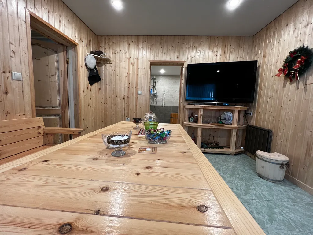 Дом с баней, садом, кинотеатром и парковкой на закрытой территории