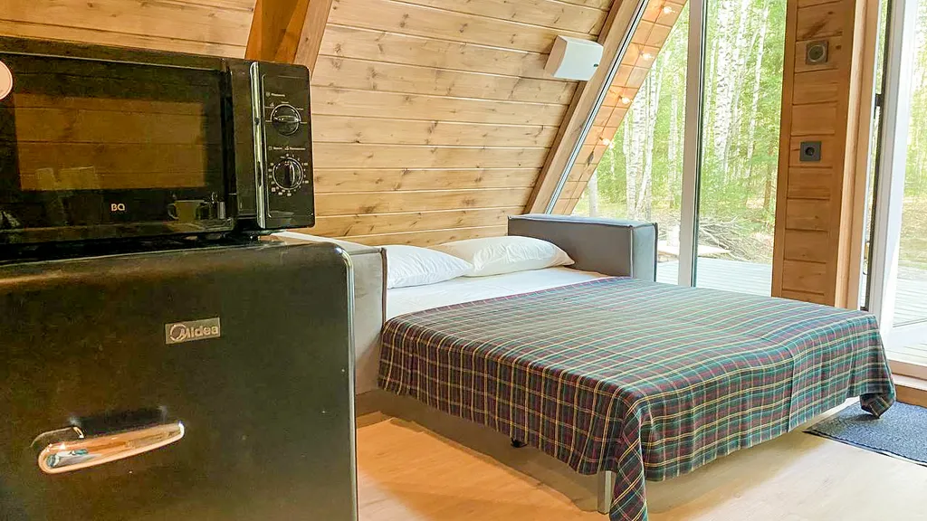 Домик в лесу вблизи от города в стиле A-frame