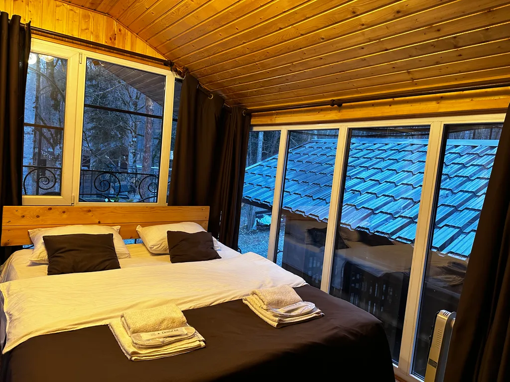 Коттедж Уютный домик с панорамными окнами с видом на лес — Архыз