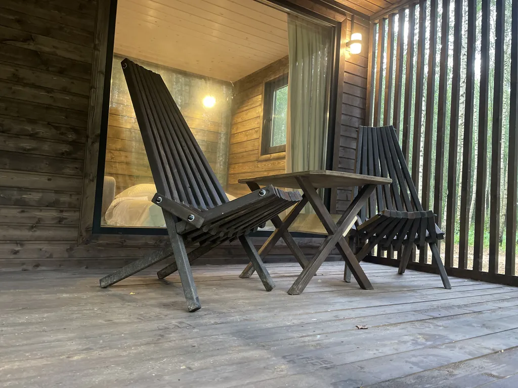 Дом с панорамным окном и видом на лес