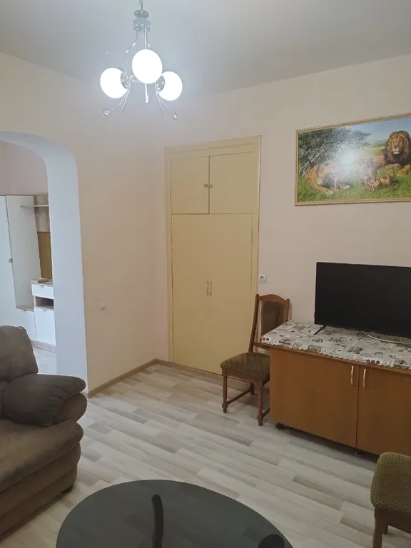 Часть дома с зелёной зоной отдыха во дворе и летней кухней