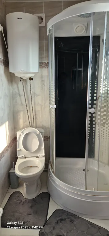 Отдельный дом на краю леса на берегу озера