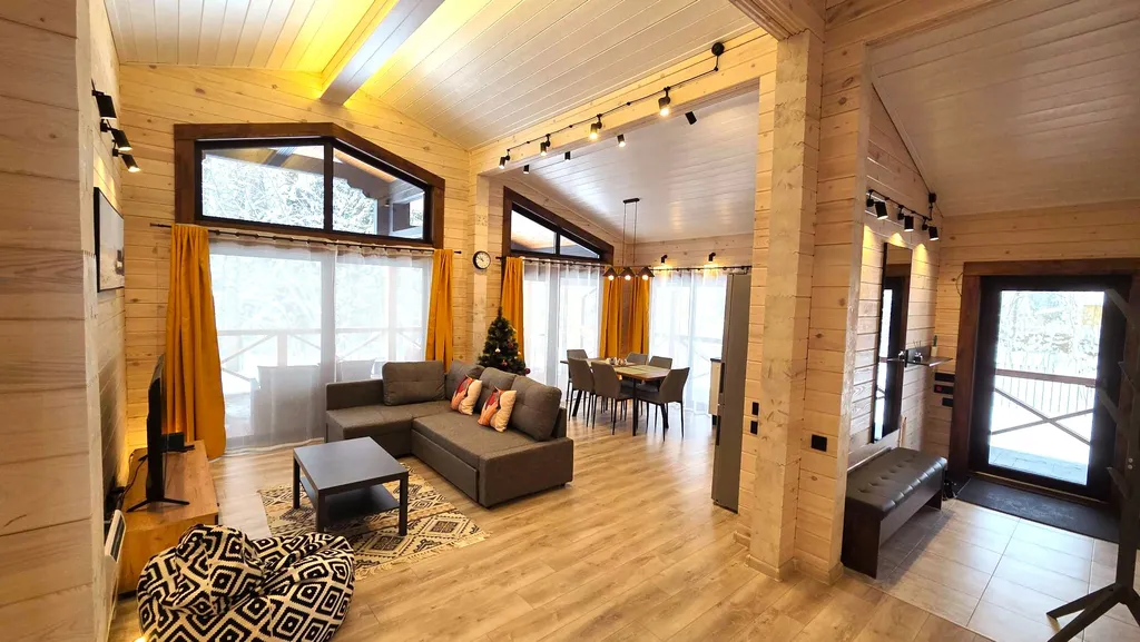 Дом у озера в лесу