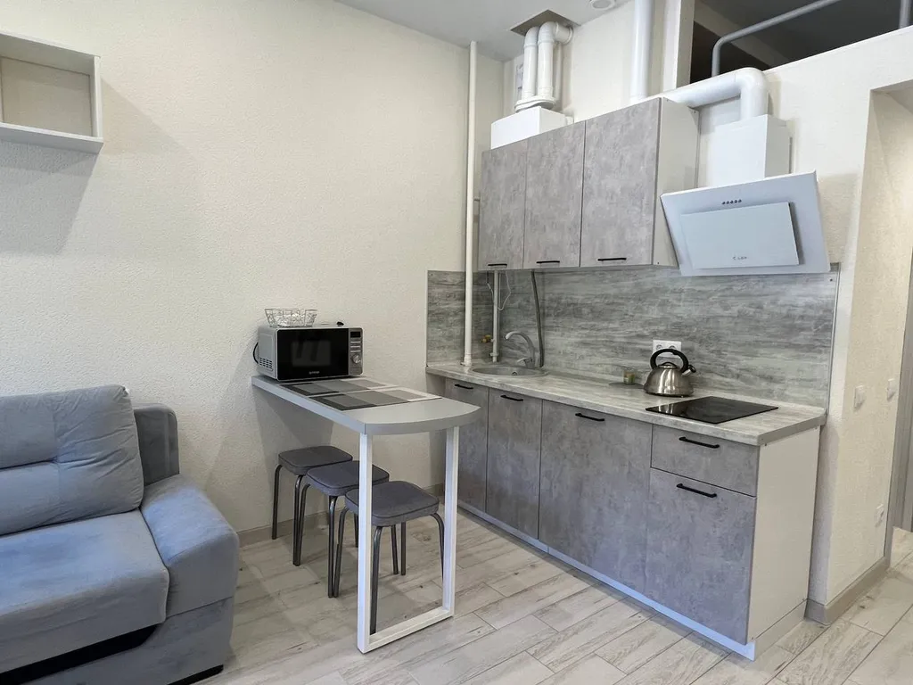 Просторная студия с балконом