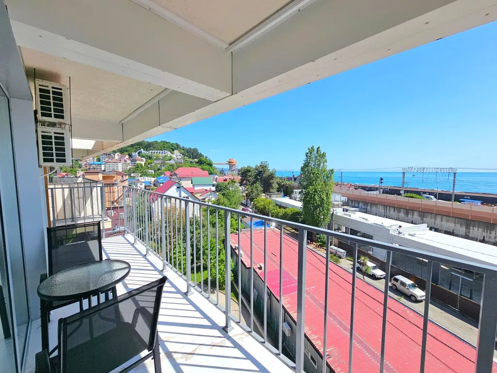 Большая квартира с видом на море