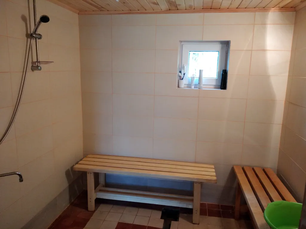 Домик на берегу озера