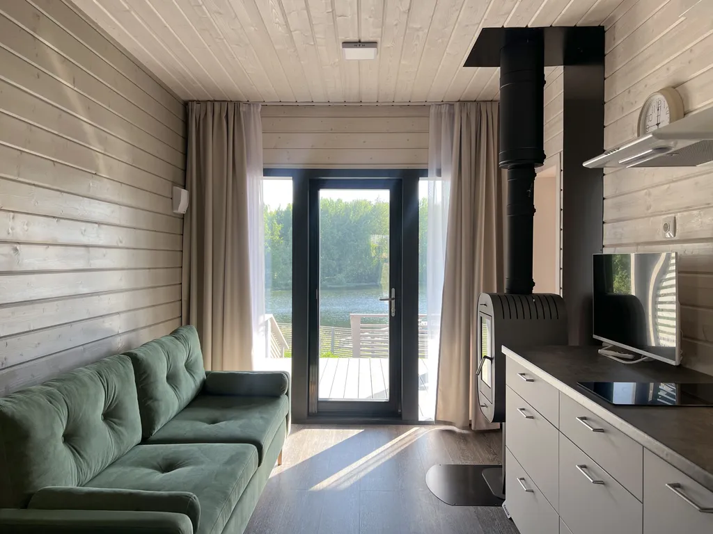 Коттедж Дом на озере с сауной и 1 спальней — Санкт-Петербург