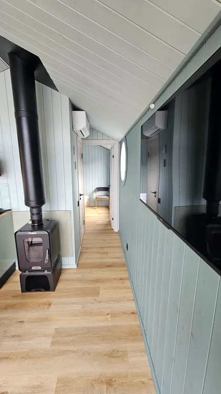 Коттедж, хаусбот на воде