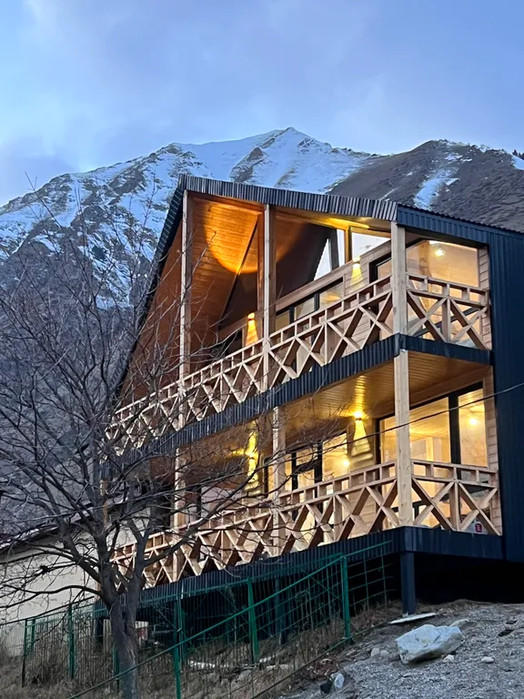 Коттедж Большой дом Atlas Эльбрус в 20 минутах от поляны Азау — аренда посуточно в Нейтрино