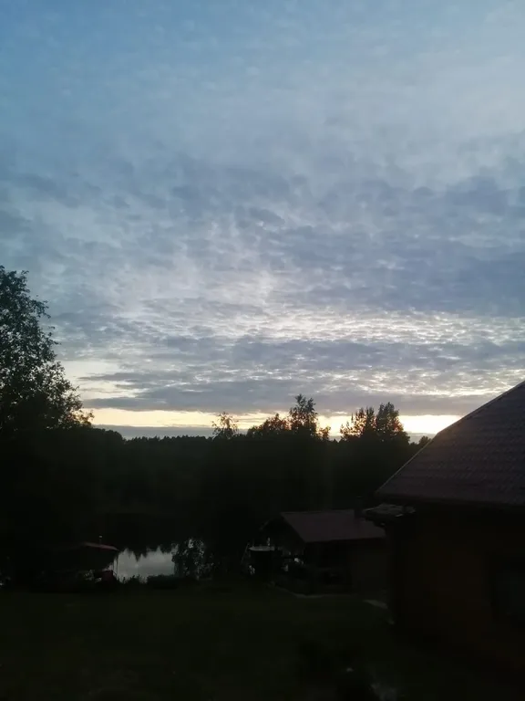 Деревянный дом, на берегу меличуярви, на краю леса в карельском селе