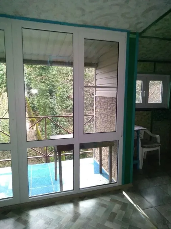 Уютный дом в тихом месте в лесу