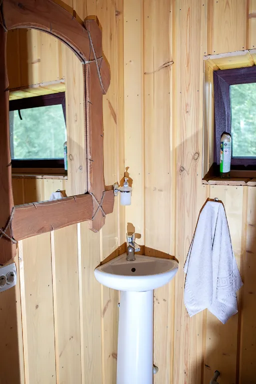 Деревянный дом у озера с сауной и бильярдом