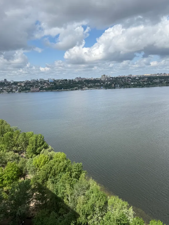 Дизайн-студия с видом на водохранилище