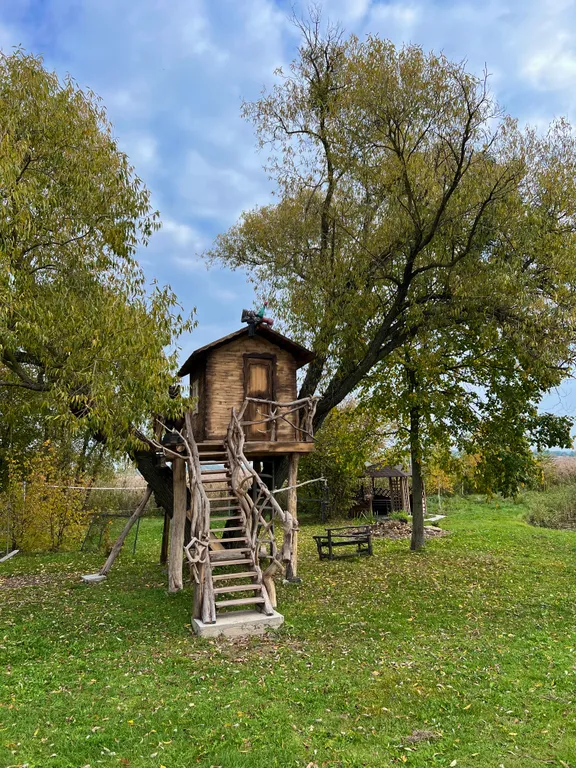 Тихое и комфортное место на берегу реки Лесная