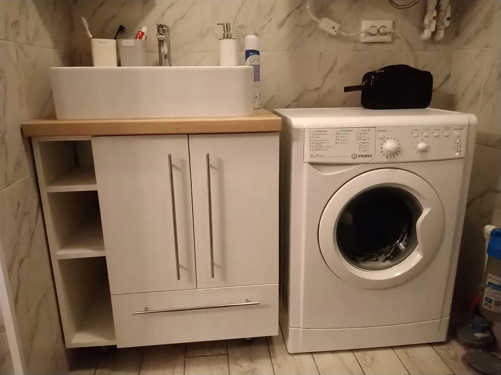 Дом усадьбы Александровские Горы на берегу озера Кривое