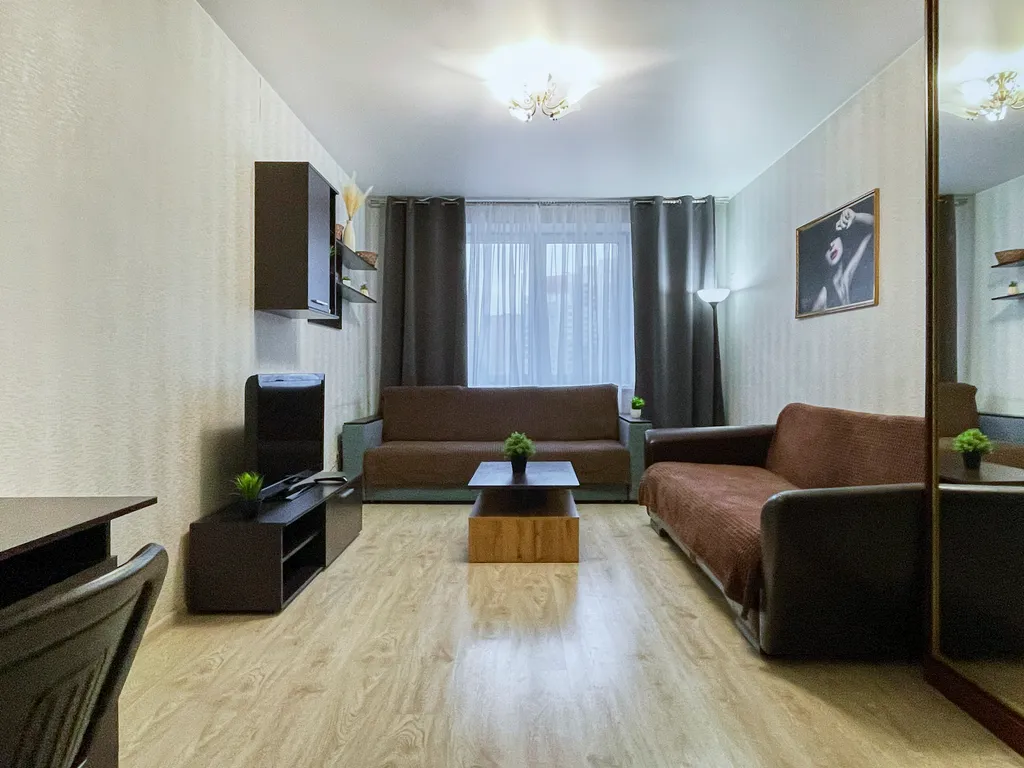 Шикарная 2-комнатная квартира с раздельными комнатами и балконом