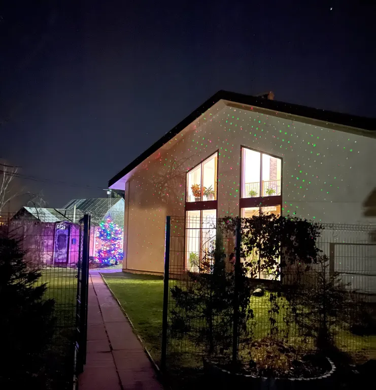 Стильный коттедж с панорамным остеклением у озера